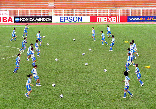 「ピッチ上でパス練習」の拡大写真 - 北京オリンピック サッカー写真ニュース : nikkansports.com (7731)