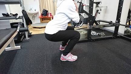 masahiro yamaguchi on Instagram: “基本的なトレーニングからしっかりと指導いたします。まずは自重からでもしっかりとフォームを意識しトレーニングすることが大切です。#フォーム #スクワット #自重#ボディメイク #美ボディ#姿勢 #アイアンベース” (31901)