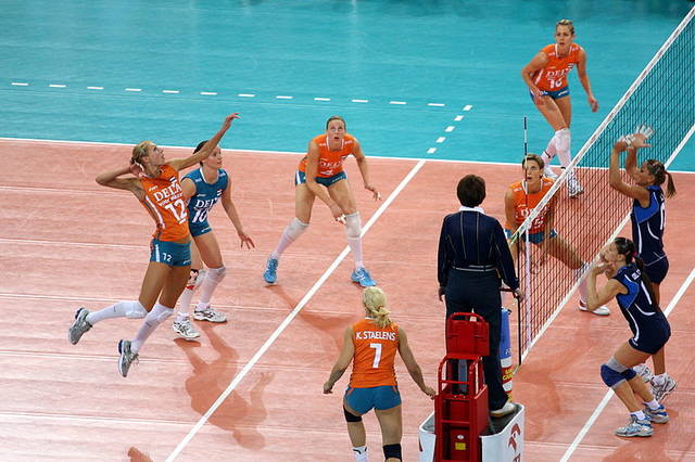 ファイル:Back row attack in volleyball.jpg - Wikipedia (51859)