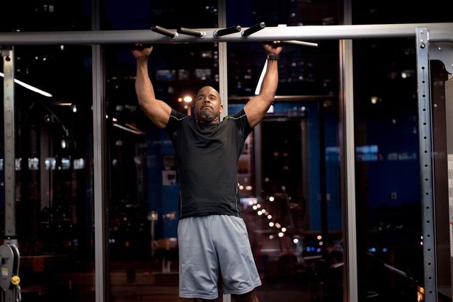 懸垂で腹筋を一緒に鍛える方法 効果的にトレーニングをしよう Activel
