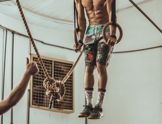 懸垂で腹筋を一緒に鍛える方法 効果的にトレーニングをしよう Activel