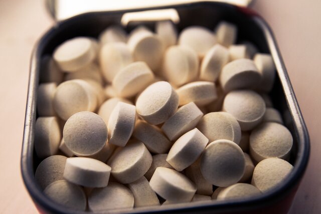 round white medicine pill in bowl photo – Free Medication Image on Unsplash (135081)