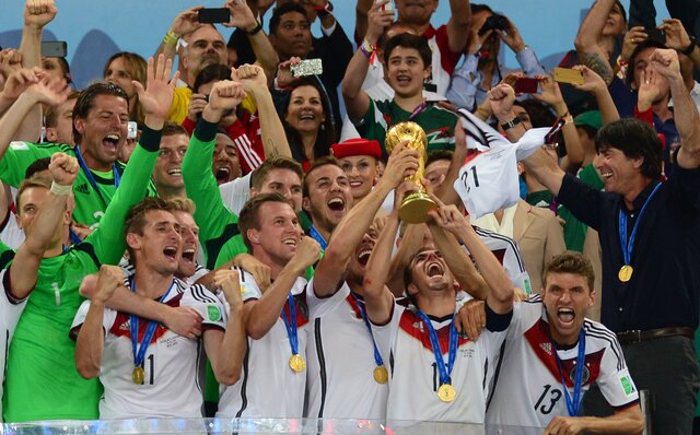 File:Germany players celebrate winning the 2014 FIFA World Cup.jpg - Wikimedia Commons (200642)