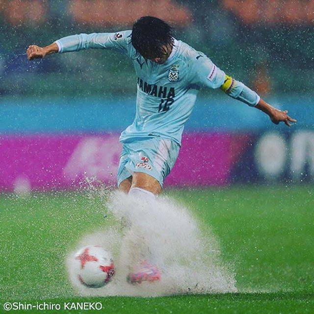 サッカーキング on Instagram: “#中村俊輔 #ジュビロ #ジュビロ磐田 #Jリーグ #台風22号 #雨” (25000)