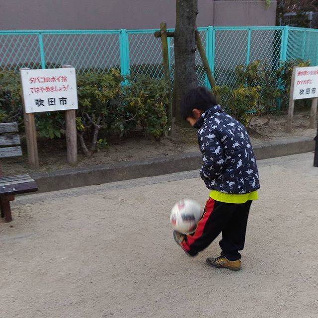 Yuichi Nakata on Instagram: “寒いです…#朝練#自主練#リフティング#継続は力なり #寒い#ルーティーン#ジュニアサッカー#サッカー少年#レフティー#背番号2#小学校二年生#U8” (25653)