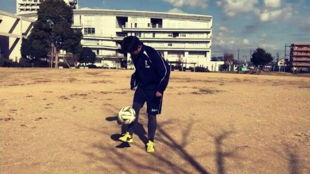 haruki on Instagram: “カリオカ最後が決まらん。練習30日#フリースタイルフットボール#カリオカ#リフティング#サッカー#ニュー師匠誕生” (25658)