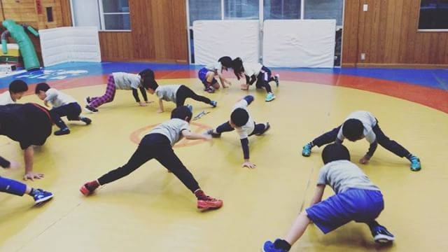 マイスポーツハウス on Instagram: “体操教室も始まりました。 ウォーミングアップはペアで楽しく体幹トレーニング。 バランスを保ちながら相手の手を叩き合います。 子供は勝負事が大好き。頭をフルに使って戦っています^ ^ 2017年たくさん身体を動かし、できる事がどんどん増えました！…” (25762)