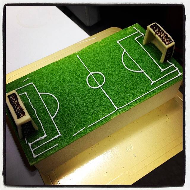 Masahro.Nakamura on Instagram: “ピッチ型チョコレート。手作りだそう。めっちゃすごい。#チョコレート#サッカーコート#football#soccer#chocolate” (30401)