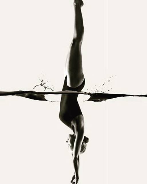 SWIMNASTICSさんはInstagramを利用しています:「+ Handstand or streamline? ~ . a straight line... stable under gravity resistance through water . some bodies create this shape with ease.…」 (41661)