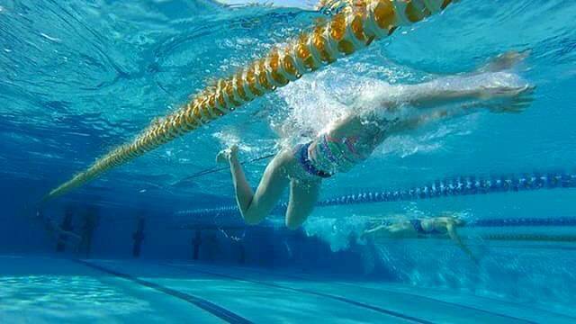 Achievers Swim AcademyさんはInstagramを利用しています:「Resistance bands are used by elite level swimmers to assist in feeling ‘dead spots’ in the technique. It can be especially useful in…」 (43337)