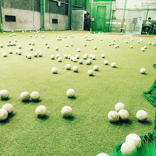 BASEBALL WORLD on Instagram: “今日もボールが散らばってます^ ^ ワンポイントアドバイスしてます^ ^  #ベースボールワールド #baseballworld #手集め式 #皆さん手伝ってくれます #ありがとうございます #バッティングセンター #子供の体力無限 #軟式ボール #人工芝…” (46027)