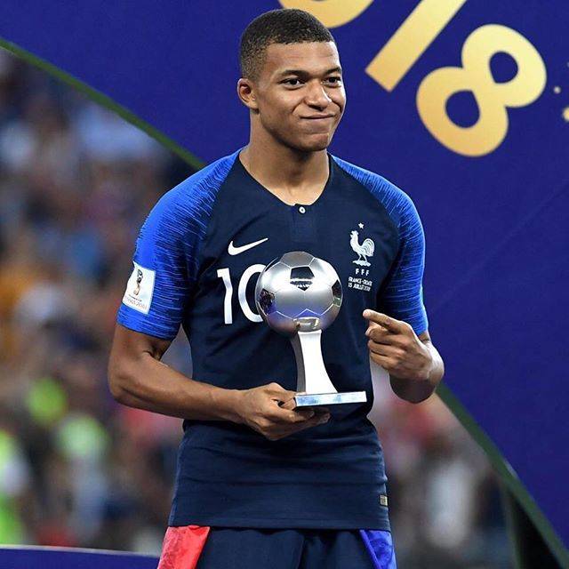 gooニュース on Instagram: “エムバペが最優秀若手賞（共同通信）サッカーのフランス代表で１９歳のＦＷエムバペは１５日、Ｗ杯ロシア大会のベストヤングプレーヤーに選ばれた。この日の決勝でも、ダメ押しとなる４点目。#worldcup #ワールドカップ #ロシアW杯 #フランス代表 #エムバペ” (49580)