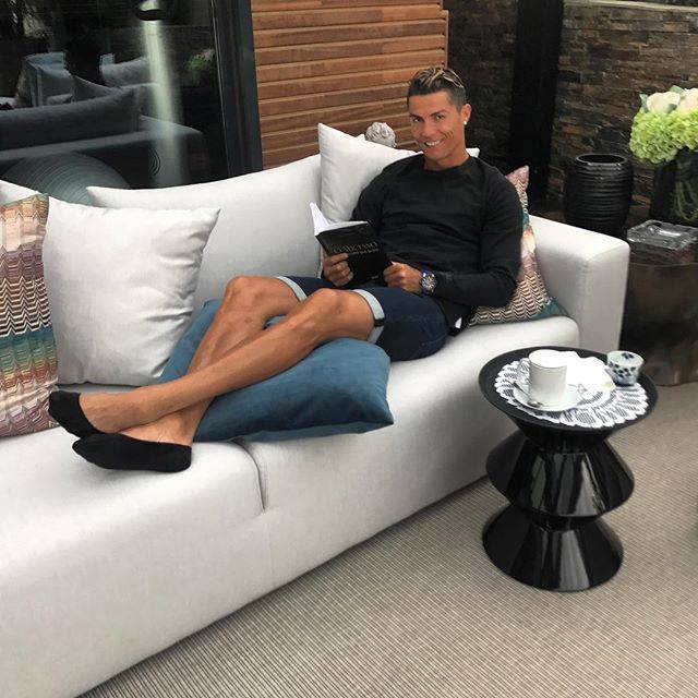 Cristiano Ronaldo on Instagram: “Drinking my tea and reading my book👍👌😘” (55337)