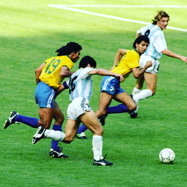 kazuho_nishimura on Instagram: “・ 初めてワールドカップを見たのは、90年のイタリア大会。 父が録画してくれている試合の、ハイライトやゴールシーンばかりを繰り返し見ていた。 その中でも印象に残っているのがこれ。 押されっぱなしのアルゼンチン。…” (59616)
