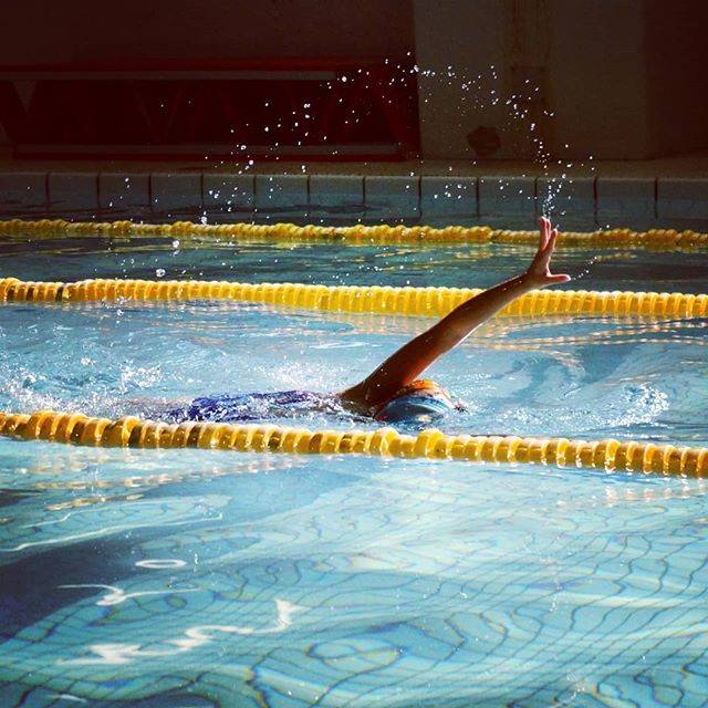 fmk on Instagram: “🌊弧をえがく🌊🌊スイマー🌊  素敵なfreestyleでした❤❤❤ #子ども　 #こども #水泳 #スイマー #プール #クロール #kids #kidstyle #ig_kidsphoto #freestyle  #pool #splash #water #swimming…” (60285)