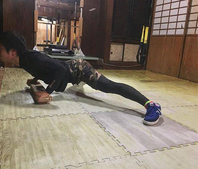 Toru Takenouchi on Instagram: “#レスラープッシュアップ#木製#プッシュアップバー#作りました#ないものは作ります#屋久島BASE#筋トレ部#DIY#yakushima#base#yakushimabase#training#pushupbar#diy#wood#handmade#oldhouse#gym#oldgym” (67346)