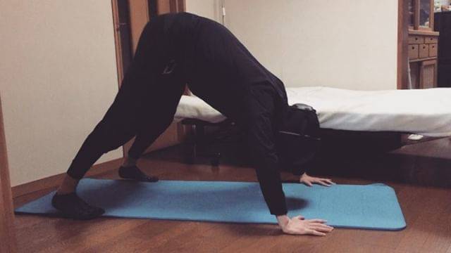 ブラックG on Instagram: “パイクプッシュアップ ・ 肩、三角筋に直撃する腕立て伏せです。 ・ 身体が固くてできねぇよ！という方は脚を広げてつま先立ちにするとできるはず。 ・ 背筋をピンと伸ばして床に顔をつけるくらい下げること！  #腕立て伏せ #肩トレ #三角筋 #workout #筋トレ #ダイエット…” (68131)