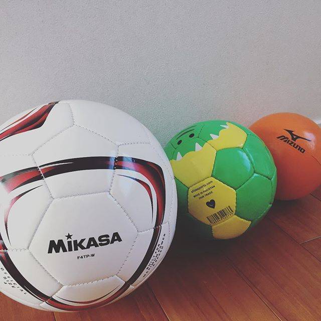 Yumi  I on Instagram: “父親が息子によかれと我が家にいつも転がってるボール。これで仔猫のように駆け回り…掛け時計は落ちて割れ、私は顔にヘディングをもらう…我慢🥴#サッカー好き#リフティングボール” (69544)