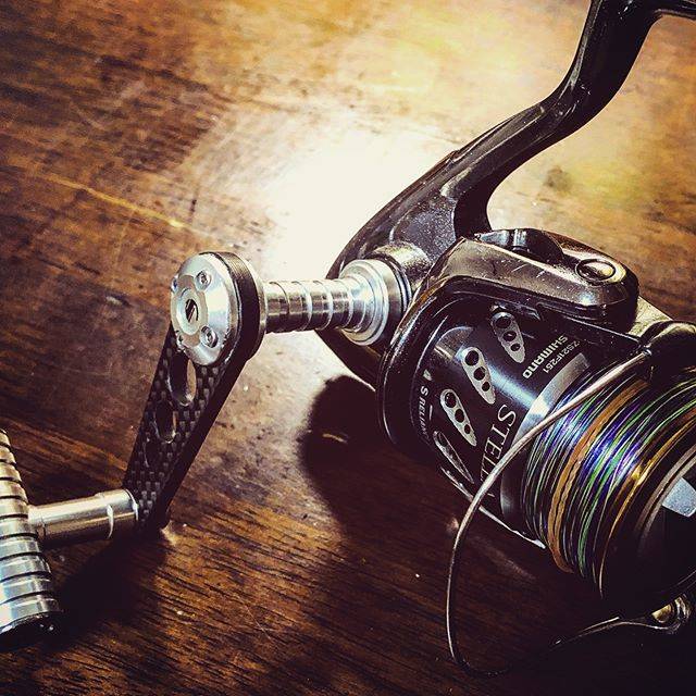 R on Instagram: “釣り道具に限らず、だいたいそいつの身に付けてるモノとか、所有してるモノとかで、そいつの性格とか好みがわかるよね。。 このステラももう12年目か❗️ 結構モノを大事に大切にするタイプなんです、、笑。  #釣り #スピニングリール #シマノ #ステラ #07ステラ #c3000…” (69740)