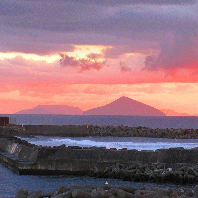 みよし土産品店 on Instagram: “東京伊豆大島を拠点に撮影しています。夕焼け前浜から利島方面。 来店の方には大島の観光スポットを教えますよ。 夕焼けが好き、日が沈んだ後の黄昏時に雲が色々と演出し、空・雲・海の色の変化が大好きです。 東京伊豆大島へ旅行するには１度、しまぽ通貨を検索ください。お得な情報です。…” (71127)