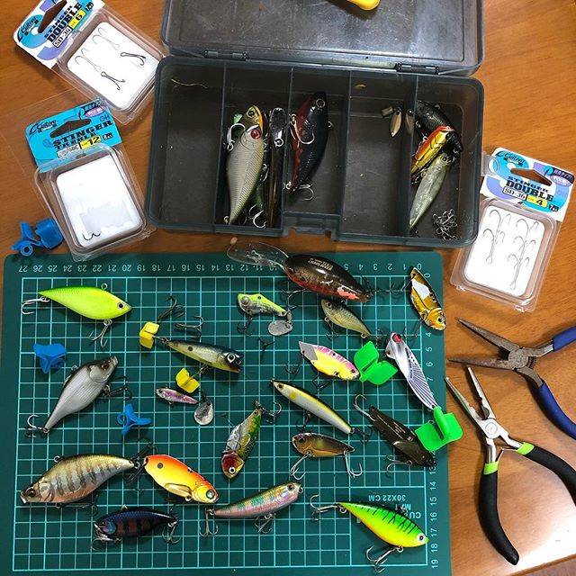 shozo kishimoto on Instagram: “初釣り初バス以降…一か月以上全然釣れない。魚の姿すら見てない。今日も行ったけど寒くてすぐにギブアップ。よく見たらフックが錆ダラけ…。錆てるからとりあえずフック交換。  今度釣れるのはいつやろ？#fishing#lure#pic#photo#photooftheday…” (71136)