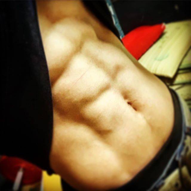 カズ on Instagram: “#今日の体重 44kg#筋トレ#筋肉#ワークアウト#フィットネス#腹筋#腹直筋#腹斜筋#体幹#アブローラー#サイドベント” (71181)