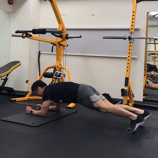 入江 遼太 on Instagram: “#iriegymプランクのバリエーション。体幹鍛えながらくびれにも刺激を！腹筋全体を使う強度高めの種目😏#プランク #腹筋トレーニング #福岡 #那珂川 #ジム” (75247)