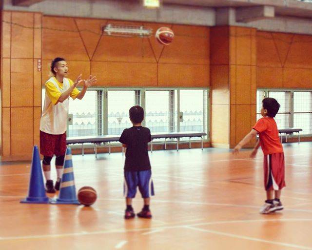 HIROYUKI on Instagram: “#HIRO #FRONTIER #1 #basketball #school #バスケ塾 #パス #チェストパス #4回目 #クリニック #小学生 #子供 #毎週火曜日 #17時半から #19時まで #ジムナシオン成田” (81915)