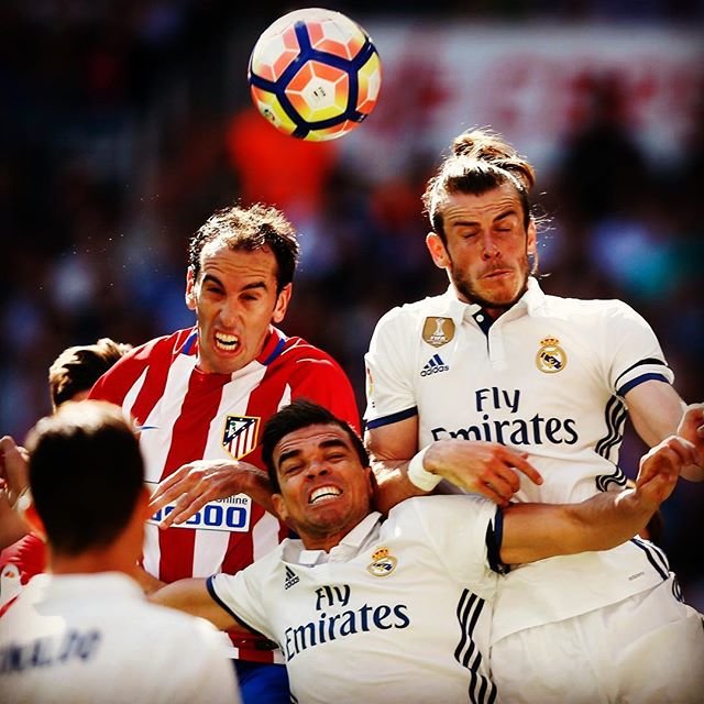 サッカーキング on Instagram: “. 2017.04.08 💥肉弾戦 公式戦266回目のマドリード・ダービーは痛み分け . レアル・マドリード 1-1 アトレティコ・マドリード Gareth Bale and Pepe of Real Madrid compete for the ball with Diego…” (90122)