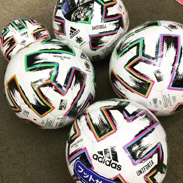 ナガオカスポーツ on Instagram: “2020 EURO の レプリカボールが入荷しました。  名前はサッカーが生み出す一体感 幸福感を意味する『ユニフォリア』 アートとサッカーを融合させたデザインということで カラフルでいい感じ！ 数量限りがあるのでお早めに。…” (93071)