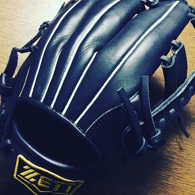 SARU on Instagram: “新しいグローブを買いました。これから野球をもっと頑張ります(ง •̀_•́)ง  オススメのキャッチャーミットあったら教えて欲しいです（^人^） #野球 #野球グローブ #zett #グローブ #黒 #内野手用 #内野手用グローブ #右投右打 #キャッチャーミット欲しい…” (94526)