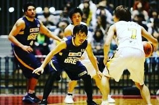 バスケ研究所@ともき on Instagram: “🏀一歩で止めるためには蹴り足が必要。地面を強く蹴る！スライドではない。蹴って斜めに飛ぶ意識！” (96114)