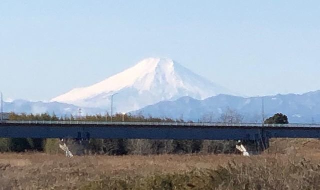 Keiko K on Instagram: “心配していた雪にならず一安心。 いつもの公園でウオーキング。だけど濡れたコースが凍っていて滑りそうで怖い。なので今日は別メニューにしました。帰りに寄った高尾さくら公園から見えた富士山の美しさ。 風が強い日でした。 ・ ・ ・#ウオーキング #いつもの公園 ##高尾さくら公園…” (97421)