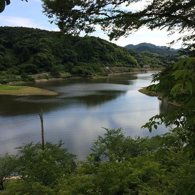 ゆうこ on Instagram: “.. 千葉県にある、 🌲佐久間ダム湖🌲 .. 水面に、雲が写り綺麗です😊。 周りには、 桜や、もみじ、アジサイなど季節の花が咲きます💓😊。 ドライブや、ツーリング、釣り🎣、写真など 楽しんでます😊。 近くに、 もみじロードがあります。 山道をくねくねと走れます😊。 ..…” (100000)