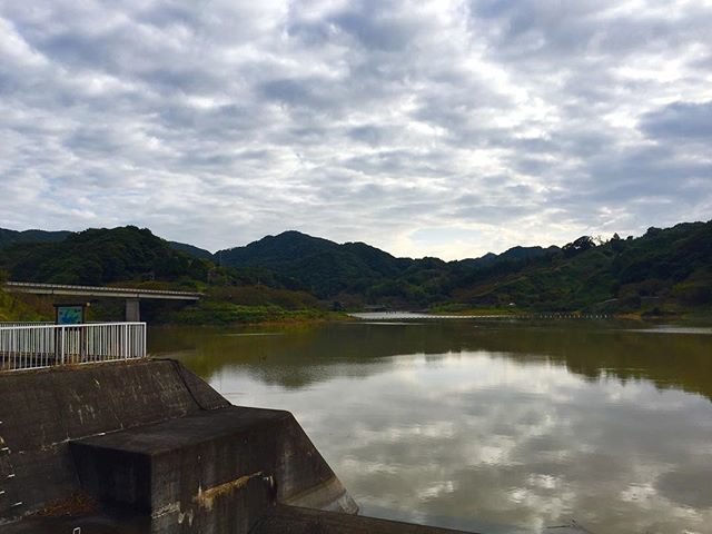 N Kogami on Instagram: “佐久間ダム 撮影場所：安房郡鋸南町上佐久間 撮影日：10月8日 この週末は久々に晴れの予報でしたので、房総へプチ登山に向かいました。 朝6時に出発し、7時半には登山の出発地点である、この佐久間ダムに到着。…” (100001)