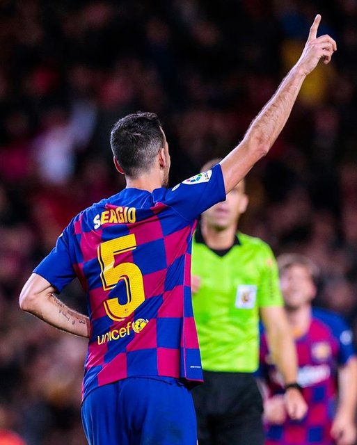FC Barcelona on Instagram: “⚽️ Goal and 5th player with most appearances 5️⃣5️⃣0️⃣. 👏 Sergio entra en el Top-5 culé de jugadores con más partidos 🕺🏻 Sergio entra al…” (100805)