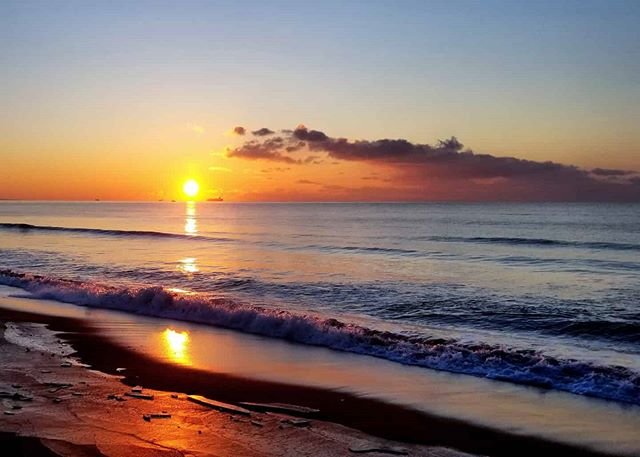 🍎ガコ🍎 on Instagram: “* * 今回の日の出は… 釧路に向かう途中の海でした～🌅 ―17℃のピーンとした空気の中で、 波の音を聞きながら見る日の出は最高でした～😌 *…” (105188)