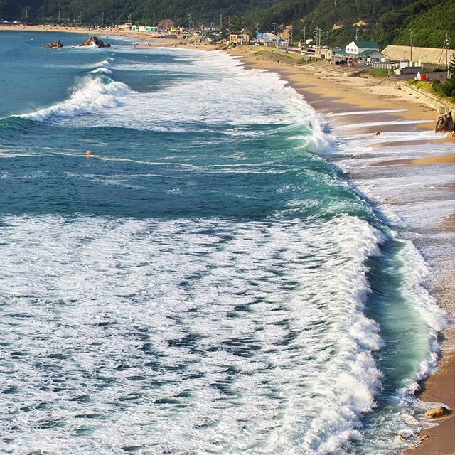 hirokazu on Instagram: “ここまでハッキリ離岸流が見えてるのも圧巻と言うか自然の驚異と言うか、海のエネルギーをまじまじと見てしまったら人間の力なんて小さいなと。そして危な過ぎる高波。改めて見ると凄まじ過ぎる。。。 #ダイヤ浜 #ダイヤ浜海水浴場  #ダイヤモンドビーチ #水晶浜 #水晶浜海水浴場…” (105195)