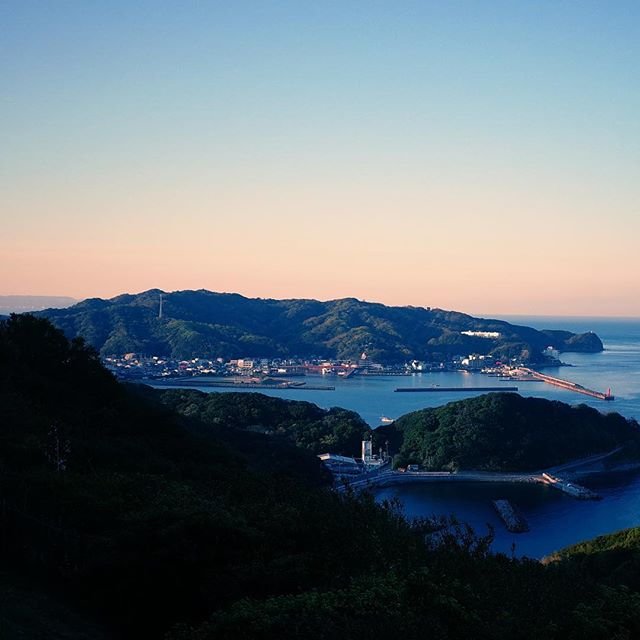 Yosuke on Instagram: “和歌山、加太地域。鯛漁が盛んな地域で平地が少ないところにへばりつくように集落を形成しています。静かで風光明媚な場所です。#和歌山 #和歌山市 #加太 #加太港 #gr_meet_japan #加太休暇村 #休暇村紀州加太” (106356)