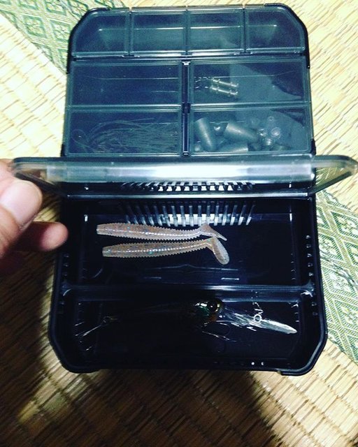 satoshi on Instagram: “昨日の高滝湖の釣りで小物ケースを置き忘れてしまい買って来た😂小さいワームとかプラグ入るからオススメ👍#高滝湖バス釣り #VERSUS明邦工業” (107781)