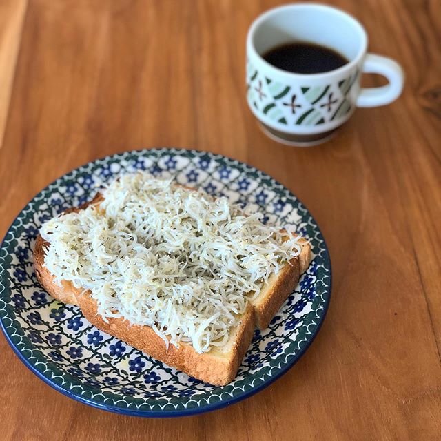 おいしいあさね房 on Instagram: “素敵なあのお方の投稿を見た方は きっとみんな食べたくなったであろう… しらすトースト。 ちょうど島からのお土産のしらすが たーっぷりあったので朝ごはんに🥪 . バターを塗ったトーストに オリーブオイルとパルミジャーノをあえたしらすをドサっとのっけて さらに軽く焼いて…” (108778)