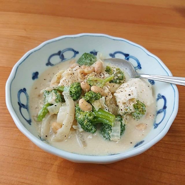 fukuwaka on Instagram: “* 休日朝ごはん🥄 お昼の事を考えて スープのみ。 . ブロッコリーと大豆と 白菜の豆乳スープ。 (お豆腐も入ってるよ🖐️) . . 白菜の芯と大豆の水煮を バターとちょいとの塩麹で 炒めて。 . ブロッコリーはレンジでチン。 味付けはコンソメ。 . 白菜とブロッコリーは…” (108784)