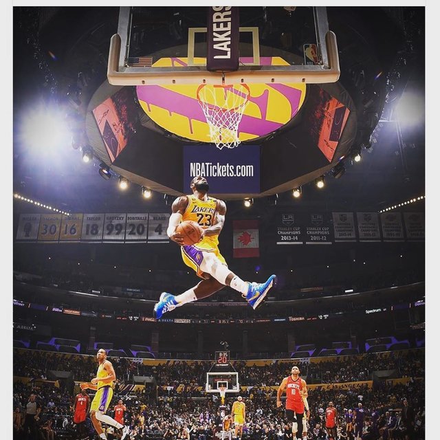 吉野 裕也 on Instagram: “レブロン ジェームズ🏀すんごい1枚だと思いません？#バスケットボール#NBA#世界的スーパースター#レブロンジェームズ#どんなジャンプ力#かっこいい#すごすぎる#飛ぶ舞う#レイカーズ#マイケルジョーダン#コービーブライアント#ダンク” (112237)