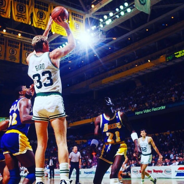 Le Crossover NBA on Instagram: “#Throwback : La pureté du shoot de Larry "Legend" Bird 🍀” (112247)