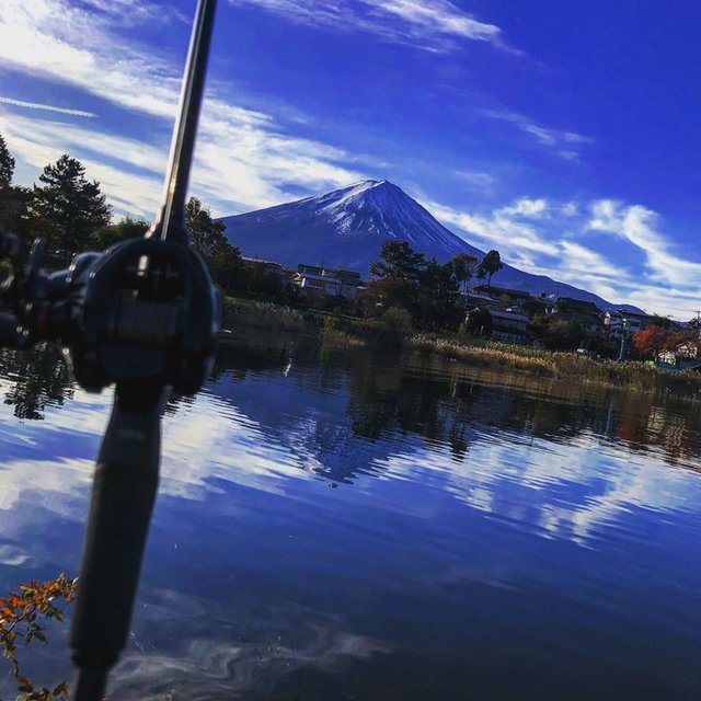 @yamatake_fi_shin_g on Instagram: “today河口湖 朝6時30分頃から釣り始め正午まで、 いろんなルアーを投げバスがついてくる時があったけれども食わず。坊主 いつもより2メートル近く増水してしまって行きたいとこにも行けなかった。 次はもう少し暖かい時に行きたい。  #河口湖 #河口湖バス釣り #富士山…” (117143)