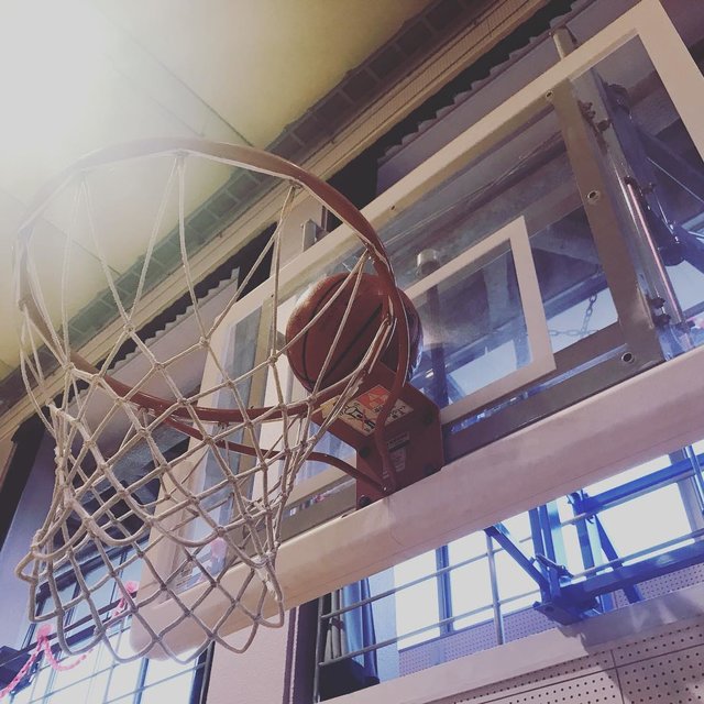 Mayumi on Instagram: “. こう見ると、バスケットリングの直径が、 5号ボールの2倍あるのがよく分かるなぁ🙄 . 練習前に子供たちが、 「リングにボールが乗った〜😆」と喜んでました👌 . 実は昨年の11月より、 息子のバスケのクラブのコーチ陣に加わりました🏀 .  今は、他のコーチから、…” (117554)