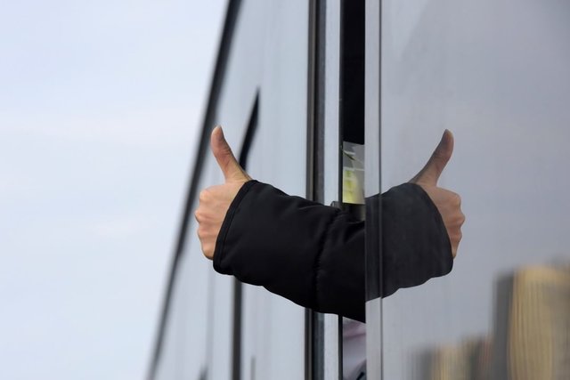 China Xinhua News 新华社 on Instagram: “A cured #patient thumbs up 👍 to medical staff through the window of a bus at #Huoshenshan (Fire God Mountain) Hospital in #Wuhan, central…” (117660)