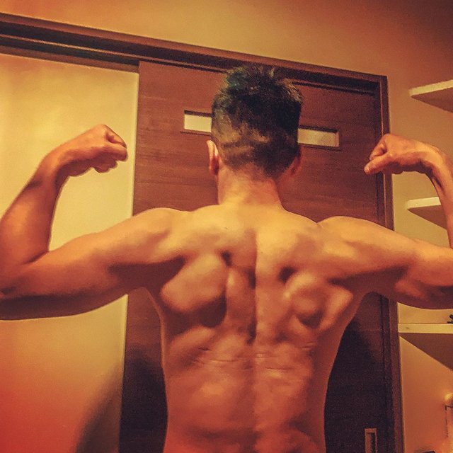 Mitsuyoshi Hirata on Instagram: “広背筋😎😂👎🏿 筋トレ初心者 40頑張っぺ🙇‍♂️ 目標💪 バーピージャンプ50回 懸垂 50回 腕立て70回 達成したら、筋肉番付、応募すっぺよ😂👍 、 、 、 #筋トレ#筋肉男子 #トレーニング #フィットネス #フィジカル #フィジーク #エニタイム #ダイエット…” (119860)