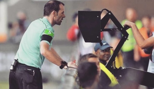 VAR on Instagram: “U Saudijskoj Arabiji na meču između fudbalskih klubova Al-Nassr i Al-Fateh dogodila se neobična situacija sa VAR tehnologijom.  Naime,…” (120373)