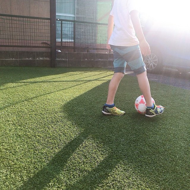 Hitomi  (from POPURAN∞TO) on Instagram: “. ボールを蹴る次男の横で ビタミンDを浴びる。 . ありがとう太陽。 ありがとうビタミンD。 . バキバキの身体をじっくり伸ばす。 ヨガと言いたいところだけど そんなに美しいもんじゃない。 #ただのストレッチ . . 次男と…” (123998)